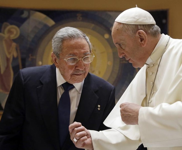 © Reuters. Raúl Castro se reúne con el Papa y dice que podría volver a la Iglesia