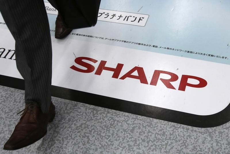 © Reuters. SHARP VA RÉDUIRE SON CAPITAL