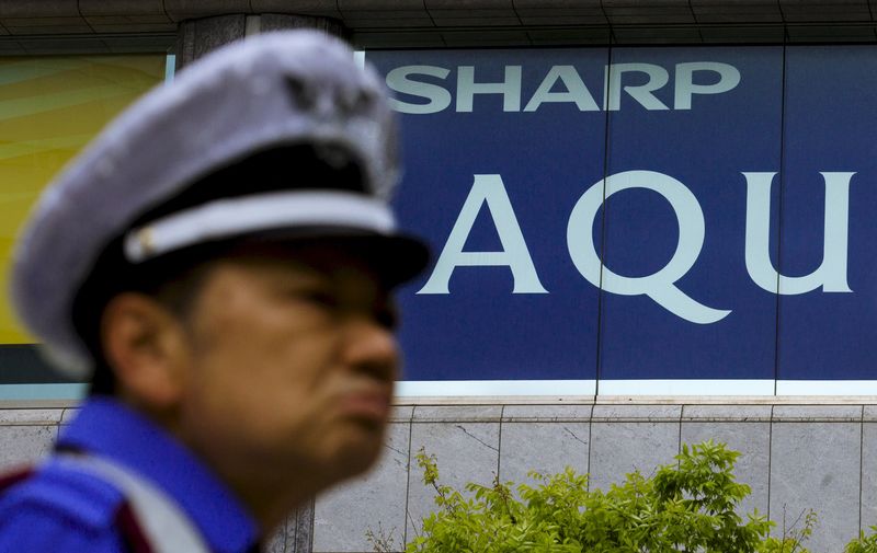 © Reuters. Sharp se derrumba en bolsa por temor a dilución de accionistas