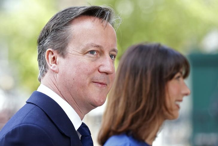 © Reuters. Britain's Prime Minister David Cameron and his wife Samantha arrive at Westminster Abbey for a thanksgiving service on the final day of VE day commemorations in London