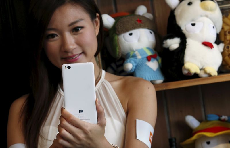© Reuters. A model poses for a selfie with the newly launched Xiaomi Mi 4i phone in Hong Kong