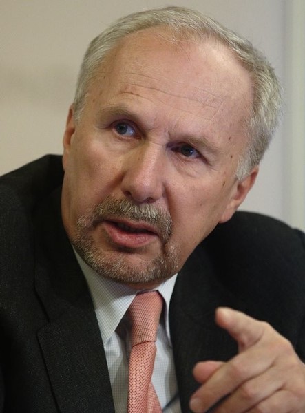 © Reuters. Austrian National Bank Governor Nowotny speaks during a news conference in Vienna