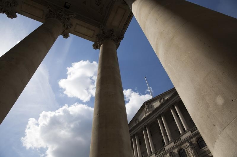 © Reuters. The Bank of England is seen through columns in the City of London