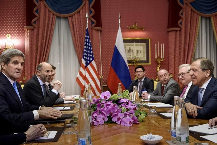 © Reuters. U.S. Secretary of State John Kerry and Russia's Foreign Minister Sergei Lavrov wait for a meeting at the Beau Rivage Palace Hotel in Lausanne