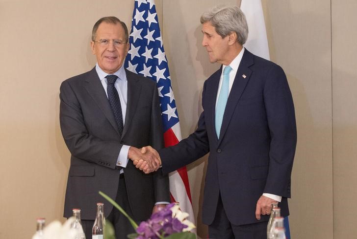 © Reuters. Ministro das Relações Exteriores da Rússia, Sergei Lavrov (esquerda), e secretário de Estado norte-americano, John Kerry, durante encontro em Genebra, em foto de arquivo