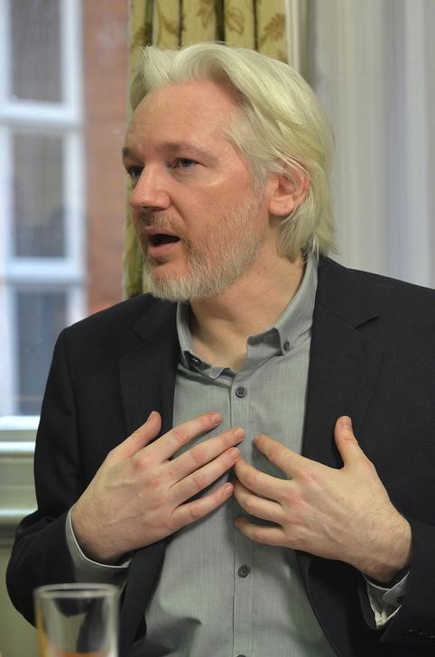 © Reuters. Fundador do WikiLeaks, Julian Assange, durante entrevista coletiva na embaixada do Equador em Londres