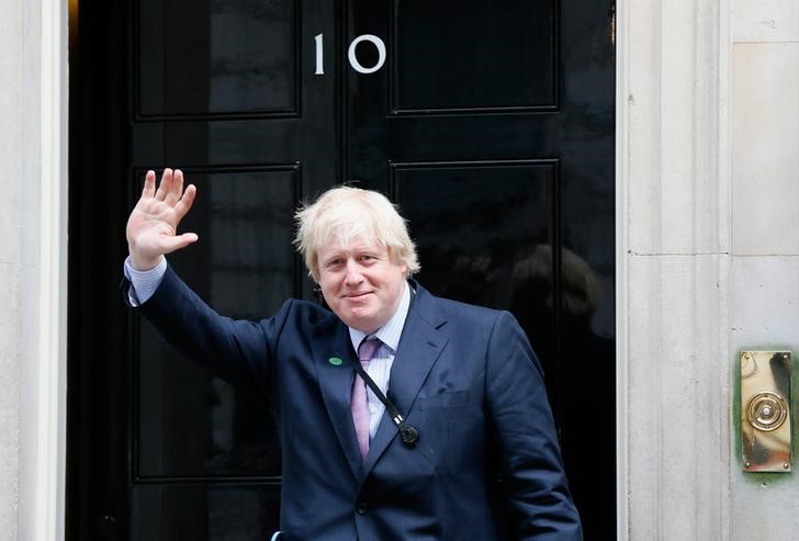 © Reuters. Prefeito de Londres, Boris Johnson, acenando para fotógrafos antes de encontro com o premiê David Cameron, em Londres