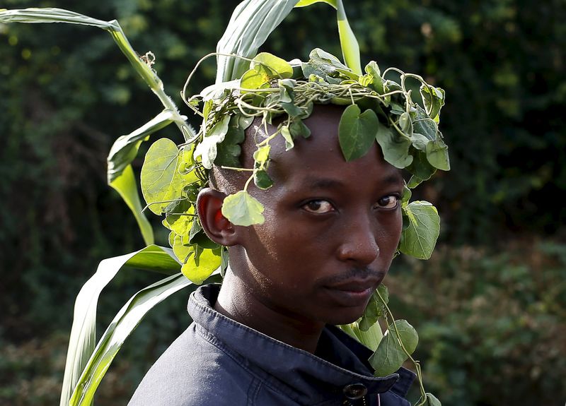 © Reuters. A protester decorates his head with plants during a demonstration against President Pierre Nkurunziza along a street in Bujumbura