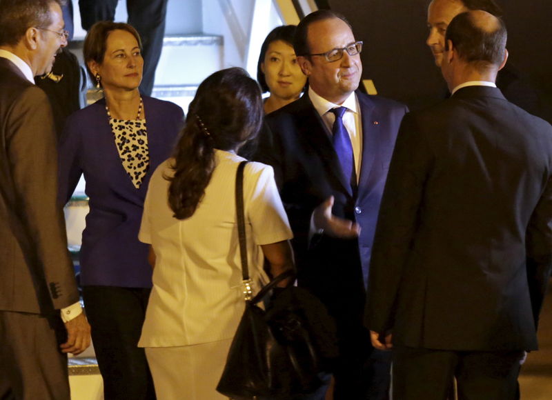 © Reuters. Presidente francês, François Hollande, conversa com vice-chanceler cubano, Rogelio Sierra, no aeroporto de Havana
