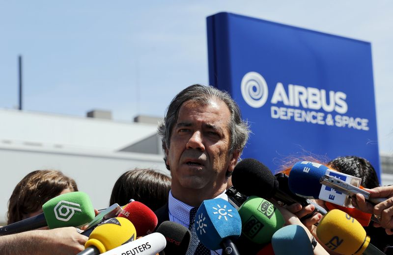 © Reuters. Fernando Alonso, head of Airbus flight testing and operations, speaks during a news conference at an Airbus assembly plant in the Andalusian capital of Seville