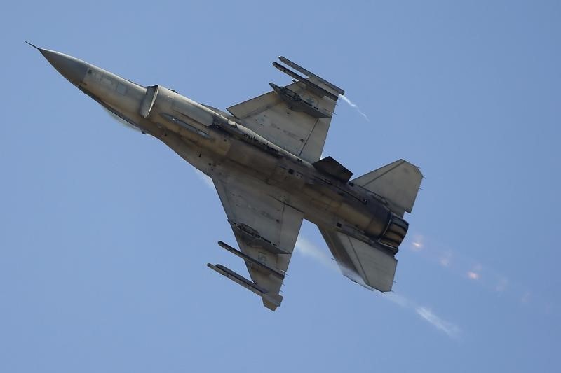 © Reuters. الحوثيون يبثون فيديو يقولون إنه لحطام طائرة عسكرية مغربية