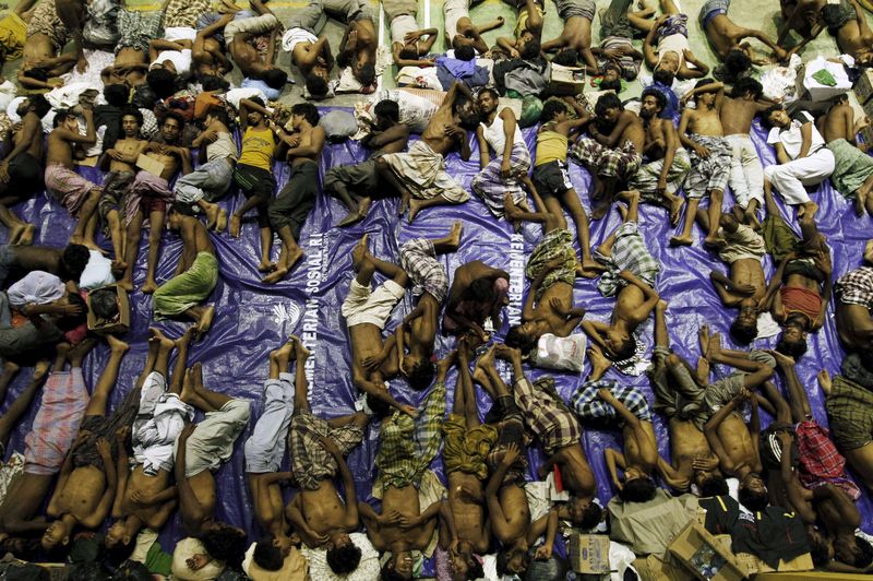 © Reuters. Imigrantes supostamente da etnia rohingya descansam em abrigo na Indonésia após serem resgatados em barcos