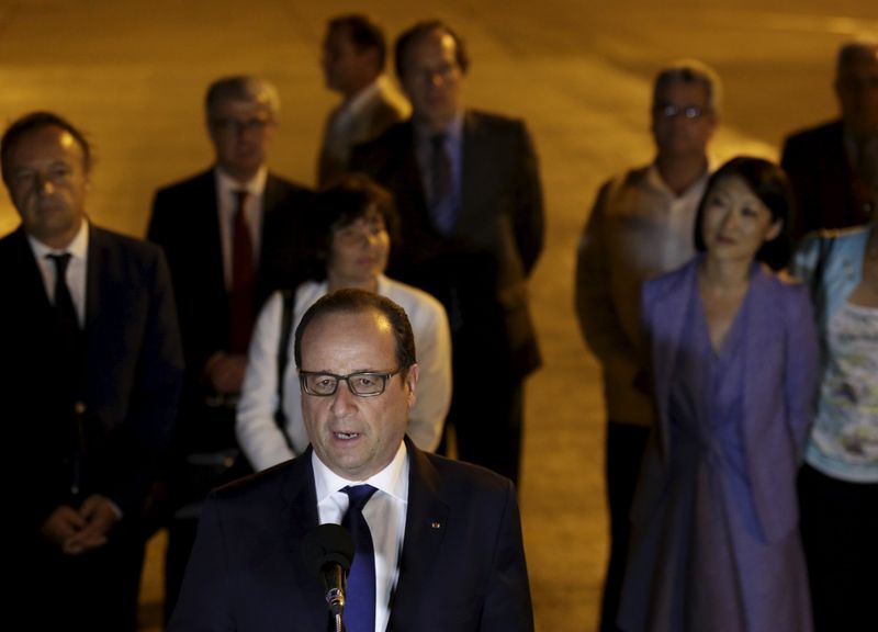 © Reuters. Hollande se convierte en primer presidente de Francia en visitar Cuba