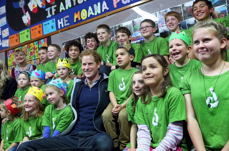 © Reuters. Príncipe Harry com alunos de uma escola em Stewart Island, sul da Nova Zelândia