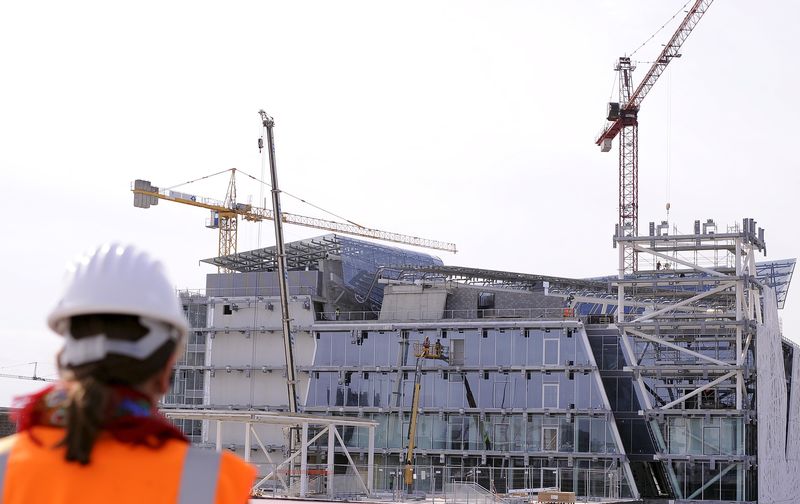 © Reuters. Un lavoratore sul sito di Expo2015