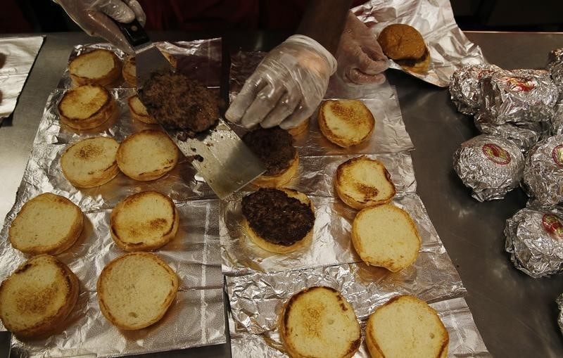 © Reuters. La comida basura extiende la obesidad en las economías emergentes: estudio