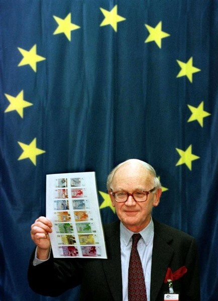 © Reuters. Foto de arquivo de Alexandre Lamfalussy , em 1996, com cópia das notas do euro