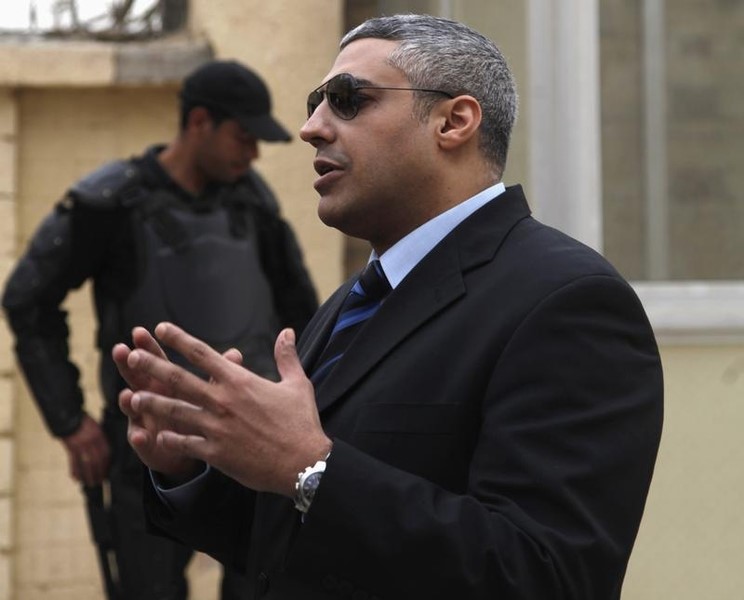 © Reuters. Al Jazeera journalist Mohamed Fahmy is seen outside of a court before a hearing in his trial in Cairo