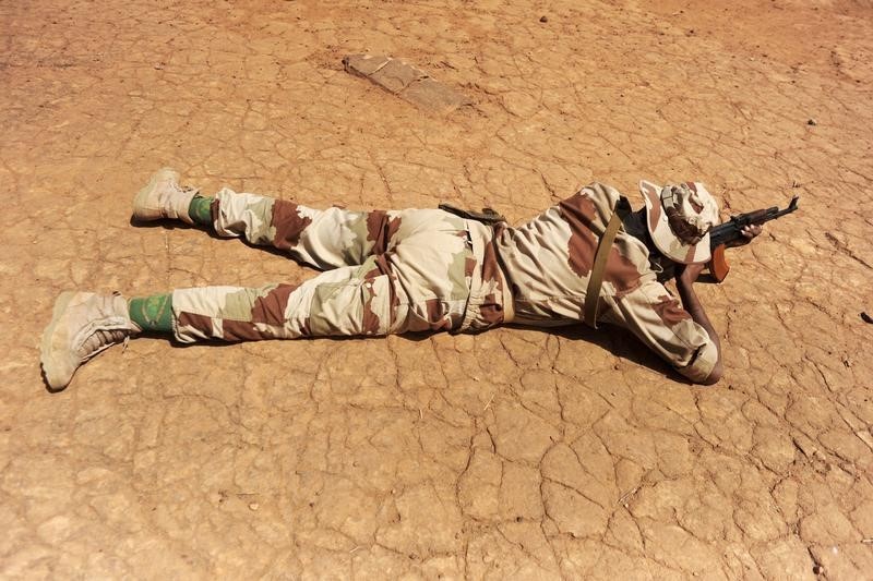 © Reuters. متمردون في مالي ينصبون كمينا لقافلة للجيش قرب تمبكتو