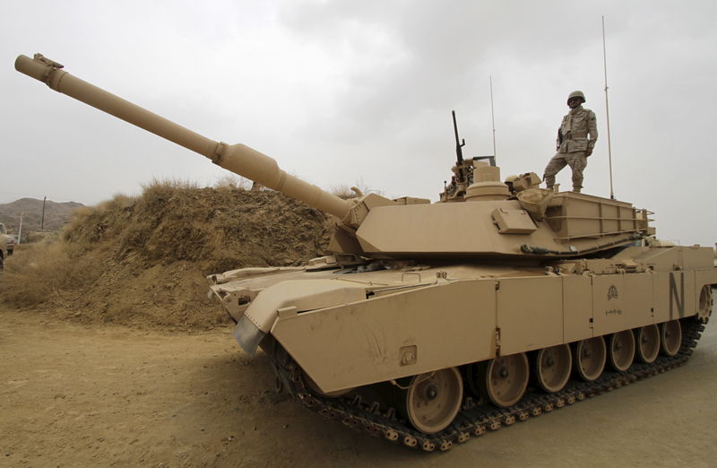 © Reuters. قناة العربية: السعودية ترسل دبابات للحدود اليمنية