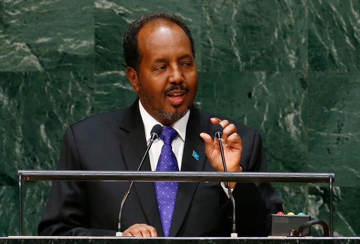 © Reuters. الرئيس الصومالي ملتزم بتصويت أكثر تمثيلا في انتخابات 2016