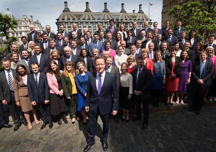 © Reuters. Premiê britânico, David Cameron, posa para foto com novos parlamentares conservadores, em Londres