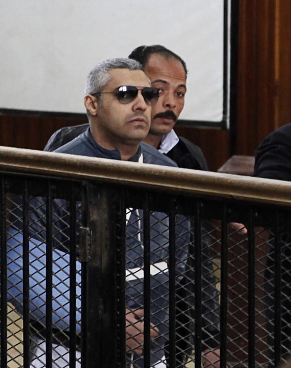 © Reuters. Jornalista da Al Jazeera Mohamed Fahmy (de óculos) em tribunal do Cairo