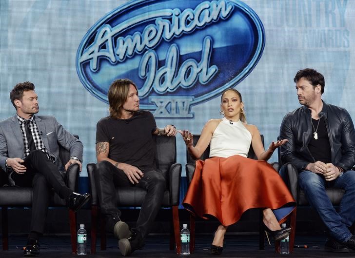 © Reuters. Ryan Seacrest, Keith Urban, Jennifer Lopez e Harry Connick Jr. (da esquerda para a direita), do programa American Idol, participam de painel da Television Critics Association em Pasadena, nos Estados Unidos