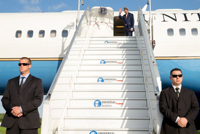 © Reuters. Secretário de Estado dos EUA, John Kerry, parte do aeroporto de Le Bourget, em Paris, para a base aérea de Andrews