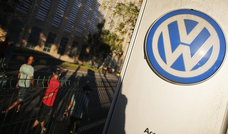 © Reuters. Workers walk past a Volkswagen logo at the Volkswagen plant in Sao Bernardo do Campo