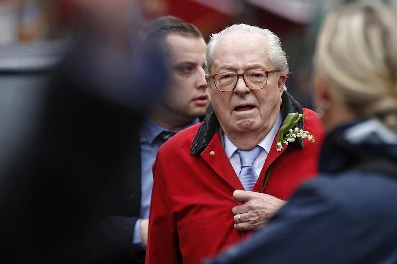 © Reuters. France's far-right National Front political party founder and honorary president Jean-Marie Le Pen attends their traditional May Day tribute to Joan of Arc in Paris