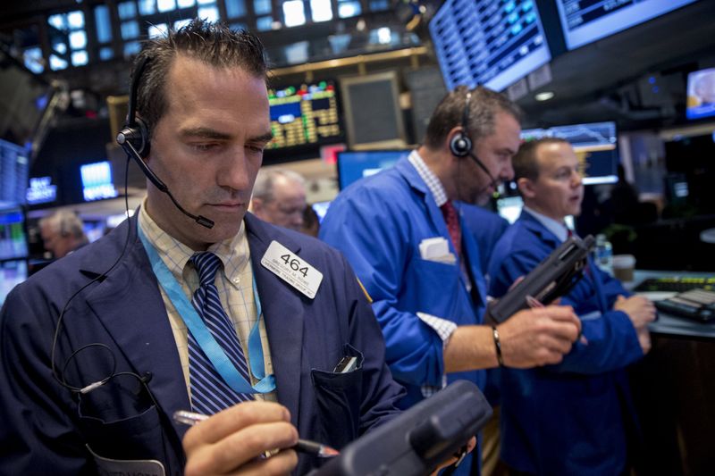 © Reuters. Traders work on the floor of the New York Stock Exchange