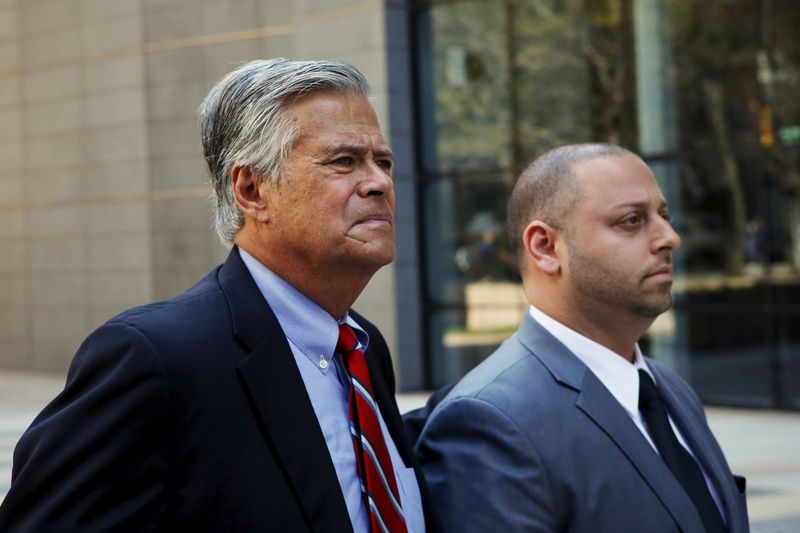 © Reuters. New York State Senator Skelos and his son Adam arrive at the Jacob Javits Federal Building in New York