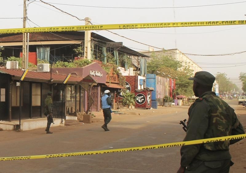 © Reuters. Soldado isola região do restaurante La Terrasse em Bamako