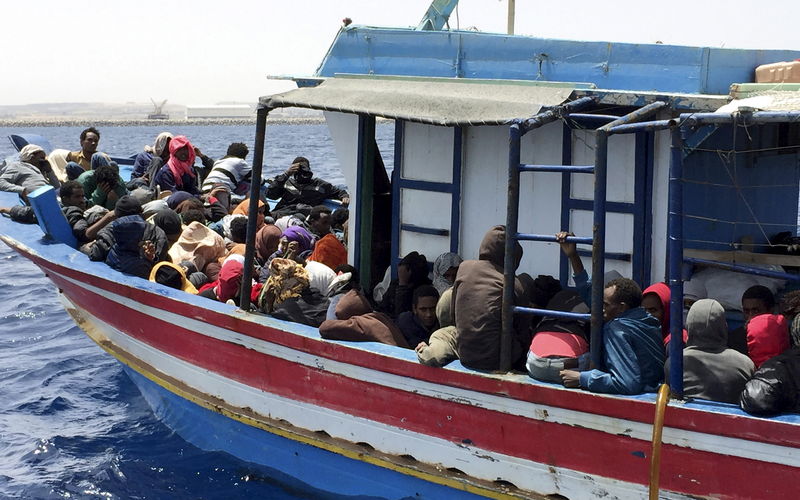 © Reuters. Imigrantes ilegais que tentavam chegar à Europa voltam para Líbia 