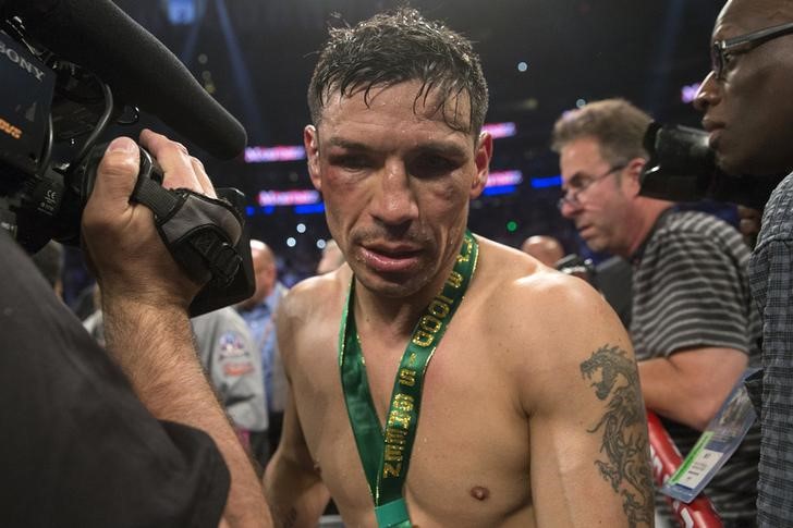 © Reuters. Sergio Martinez exits the ring after losing to Miguel Cotto in the 9th round of his WBC middleweight title bout at Madison Square Garden