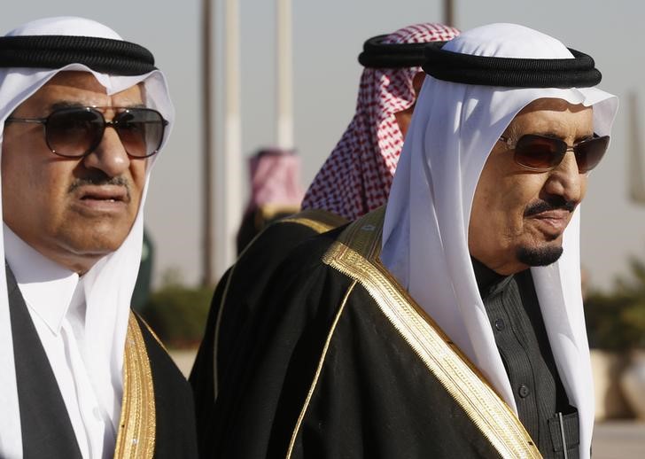 © Reuters. Saudi Arabia's Deputy Crown Prince Mohammed arrives with his uncle King Salman to greet U.S. President Obama at King Khalid International Airport in Riyadh