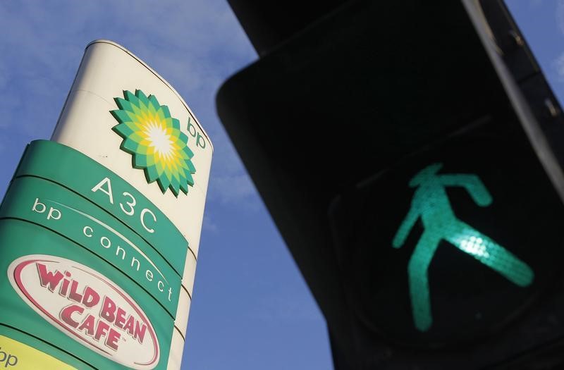 © Reuters. Traffic lights are seen near BP petrol station in Moscow