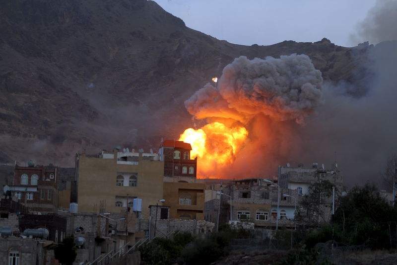 © Reuters. Fogo e fumaça após explosão em depósito do Exército no Iêmen