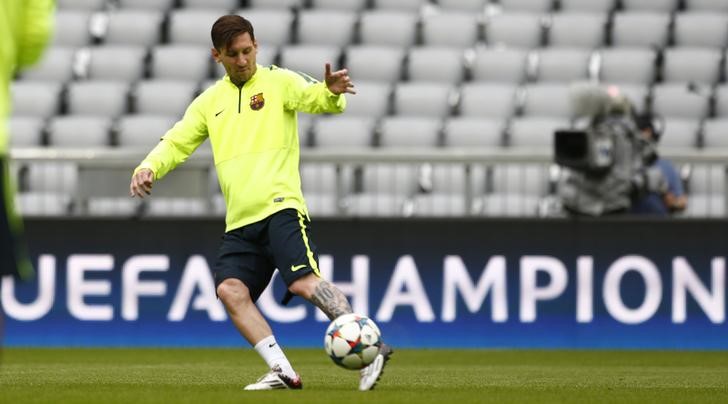 © Reuters. Lionel Messi, do Barcelona, treina na Allianz Arena, em Munique