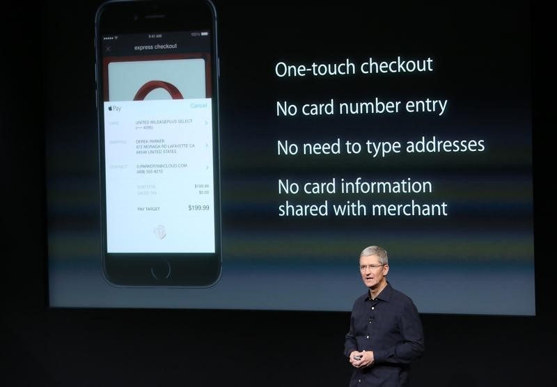 © Reuters. Apple CEO Tim Cook speaks about the Apple Pay service during a presentation at Apple headquarters in Cupertino