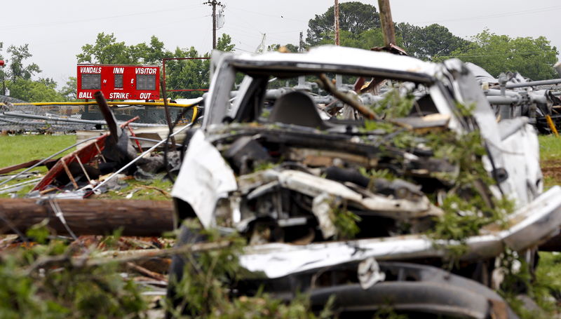 © Reuters. حاكما تكساس وأركنسو يعلنان حالة الكوارث بعد أعاصير قاتلة