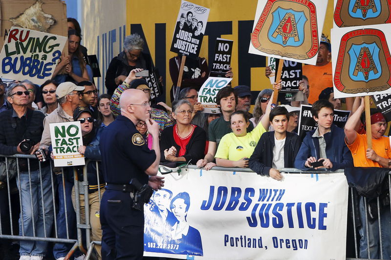 © Reuters. Protesters rally outside the hotel where Obama is participating in a Democratic National Committee (DNC) event in Portland, Oregon