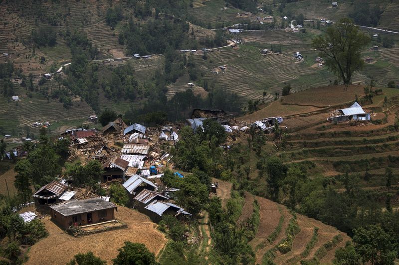 © Reuters. الجيش النيبالي ينقذ 117 عالقا في قرى جبلية نائية بعد الزلزال