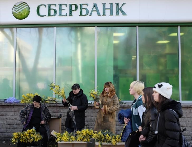 © Reuters. Женщины торгуют цветами у отделения Сбербанка в Ставрополе