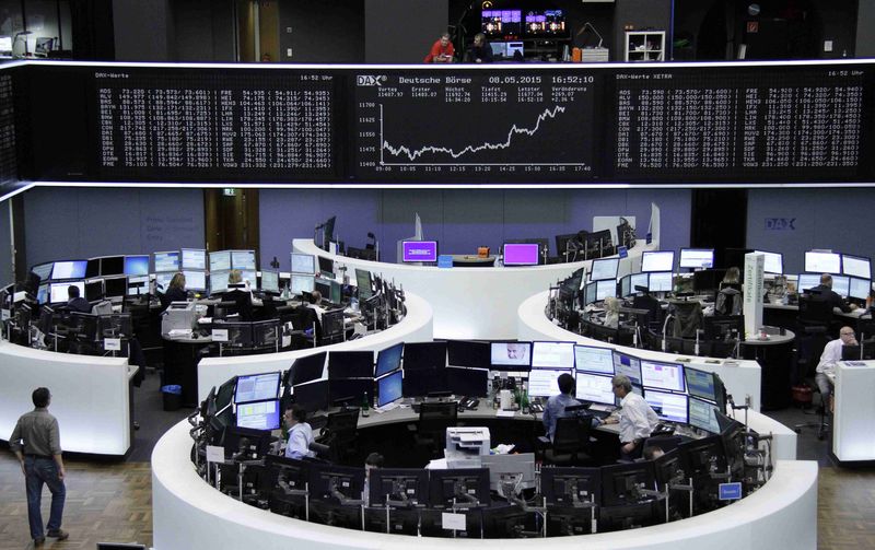 © Reuters. Las bolsas europeas abren a la baja por ventas en mercado bonos