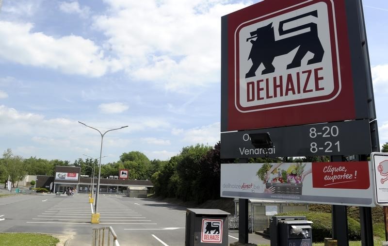 © Reuters. AHOLD ET DELHAIZE CONFIRMENT DISCUTER D'UNE FUSION