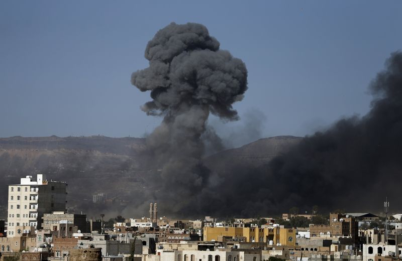 © Reuters. ضربات جوية بقيادة السعودية على صنعاء قبل ساعات من وقف إطلاق النار