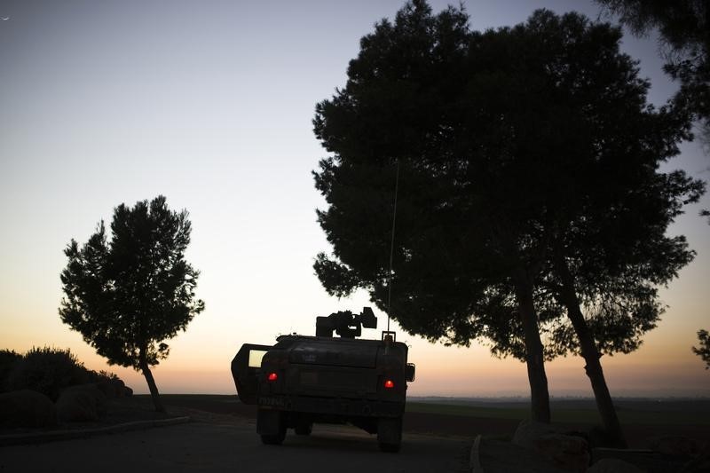 © Reuters. An Israeli Army armoured vehicle parks during a patrol near Gaza border