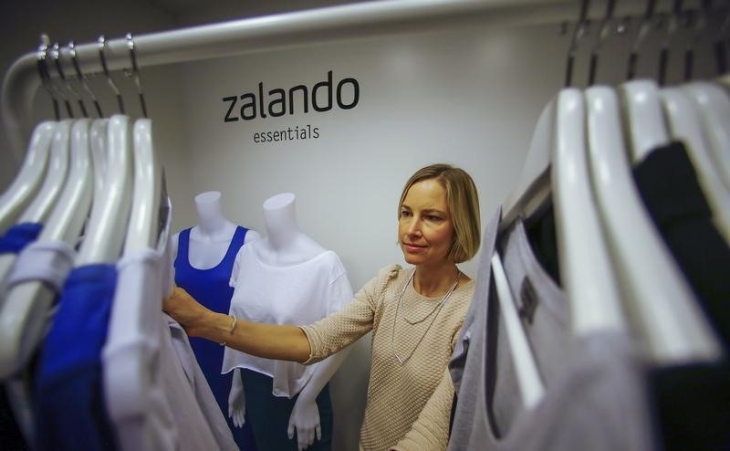 © Reuters. An employee poses in a showroom of the fashion retailer Zalando in Berlin